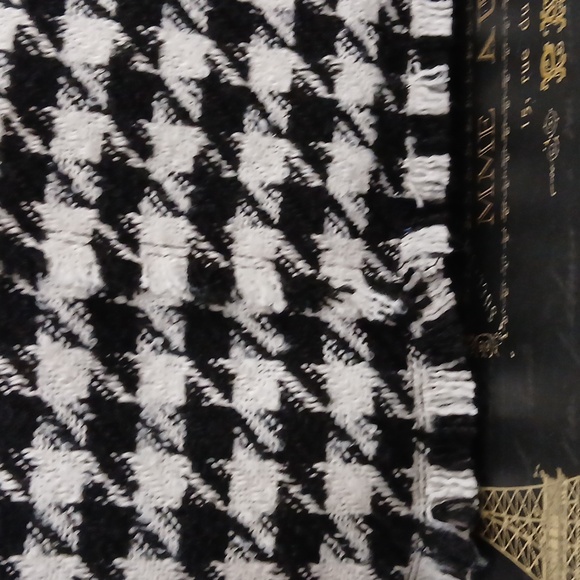 Chic Houndstooth Blazer with Gold Buttons - Picture 5 of 5